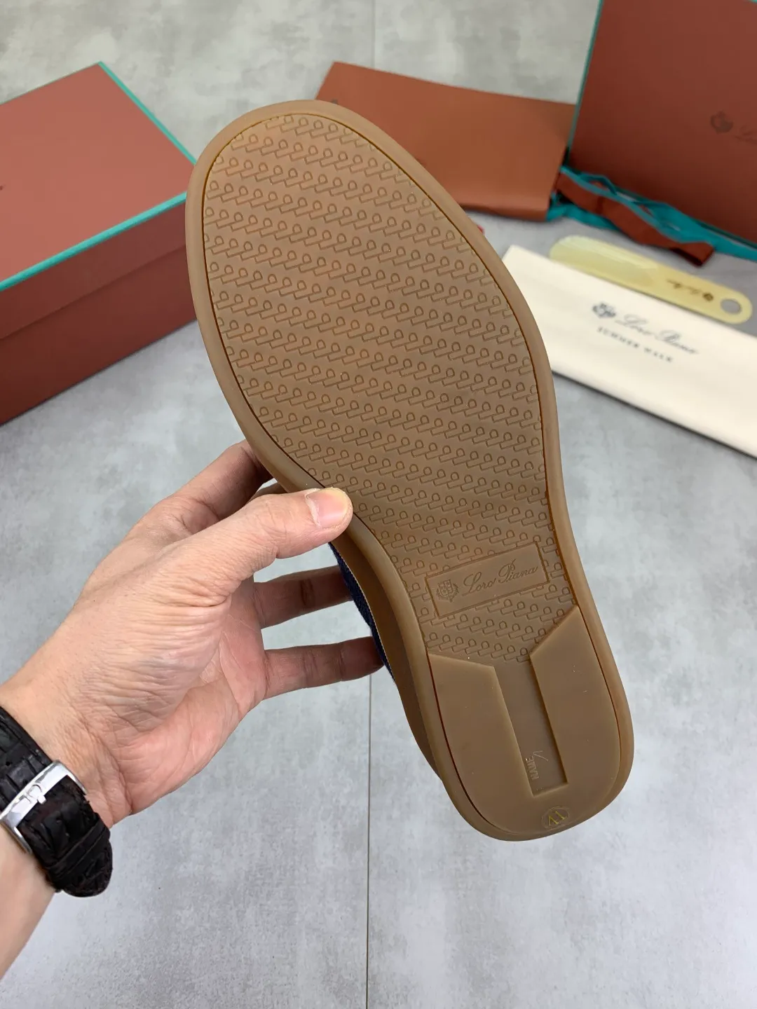 Men's Men's Shoes 💰P560 New Style 💰 The latest casual shoes Loro Piana 💯 Top grade 💯 Buy the original copy 💯 Founded the existing Loro Piana company on April 24, 1924. It is now the sixth generation of family business, providing the best quality products to customers who are discerning about taste and quality. Imported original fly woven fabrics with cowhide fabrics, plain calfskin lining, hand-stitched threads with cowhide feet, original packaging, high-end outsole, size: 38-45 (custom-made for 46), 7️⃣ colors available